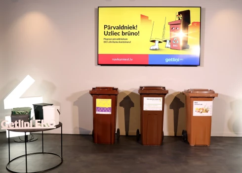 Bioloģiski noārdamajiem atkrtumiem paredzētie brūnie konteineri.