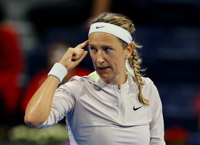 Viktorija Azarenka nav īsti apmierināta ar Aļonas Ostapenko rīcību.