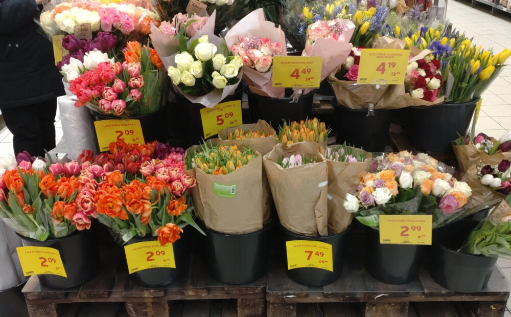 Pēc Valentīndienas pamatīgi nokritušās “uzskrūvētās” ziedu cenas