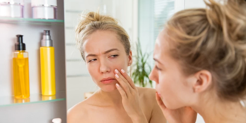 Kosmetoloģe iesaka rīcības plānu, ja esi pamodies ar pietūkušām acīm un seju