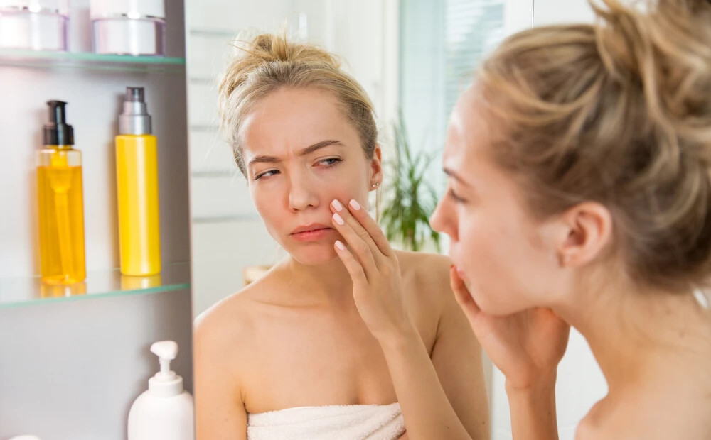 Kosmetoloģe iesaka rīcības plānu, ja esi pamodies ar pietūkušām acīm un seju