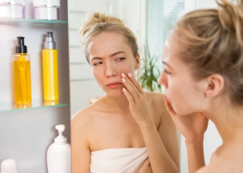 Viegla acu zonas masāža uzlabos asinsriti un paātrinās vielmaiņu, līdz ar to tūska mazināsies.