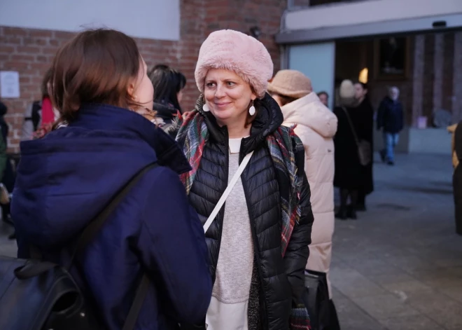 Šodien, 15. Februārī, Rīgas Sv. Pētera baznīcā bija izziņota Latvijas Mākslas akadēmijas keramiķu un jauno mākslas zinātnieku izstādes atklāšanu "No zemes līdz mākslai". Tomēr par lielu vilšanos izstādes atklāšanas viesiem tās organizatori pēdējā brīdī atcēla pasākumu.