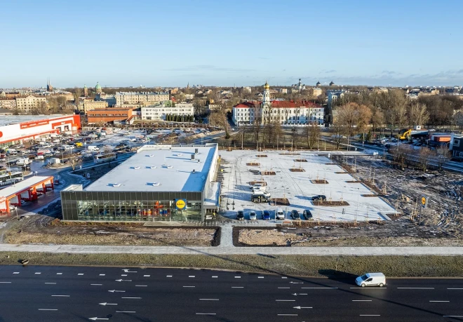 Для озеленения территорию у магазина высажены почти 900 кустарников и саженцев деревьев стоимостью почти 138 000 евро.