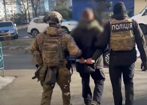 VIDEO: gluži kā kino trillerī Ukrainā aiztur divas personas, kuras tur aizdomās par uzņēmējas nolaupīšanu un slepkavību Saulkrastos
