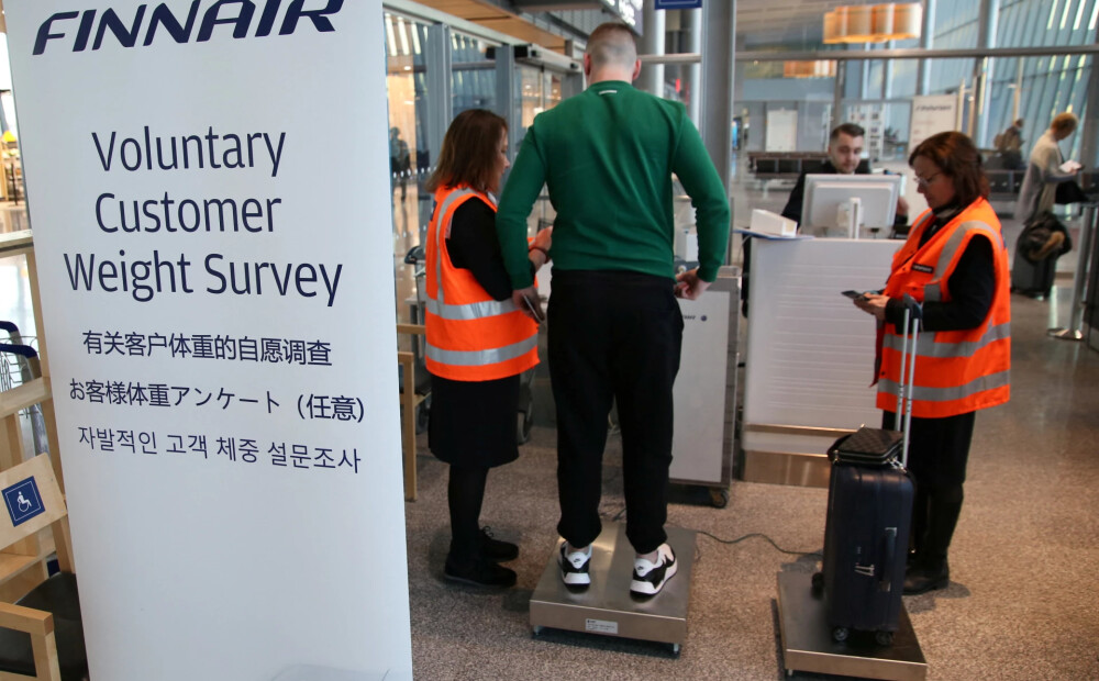 Helsinku lidostā aicina pasažierus nosvērties apmaiņā pret bagāžas pārvadāšanu bez maksas 