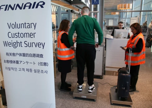 Helsinku lidostā aicina pasažierus nosvērties apmaiņā pret bagāžas pārvadāšanu bez maksas 