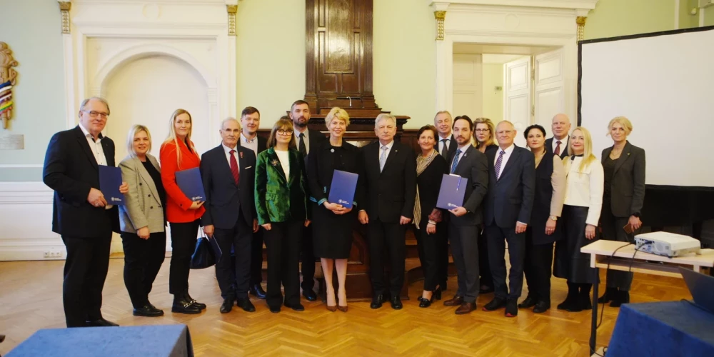 Strauji pieaug atbalsts Latvijas Universitātes vīzijai par pedagogu skološanu - memorandu paraksta vēl 12 pašvaldības