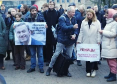 FOTO, VIDEO: vairāk nekā 100 cilvēku pulcējās pie Krievijas vēstniecības Navaļnijam veltītā piemiņas pasākumā