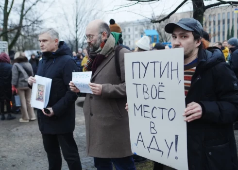 Люди собрались возле посольства России в Риге почтить память Алексея Навального