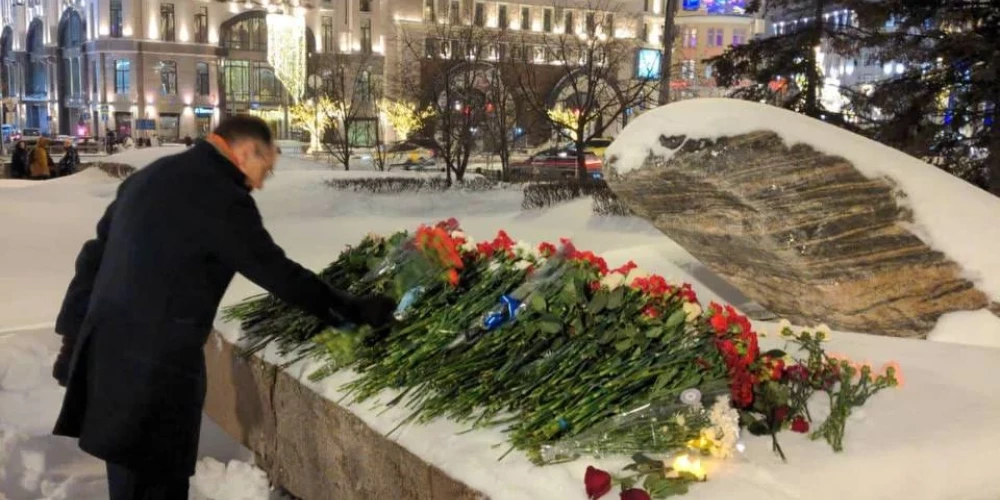 Krievijā cilvēki Navaļnija piemiņai noliek ziedus - Maskavā mobilizēti policijas spēki un vairāki demonstranti aizturēti