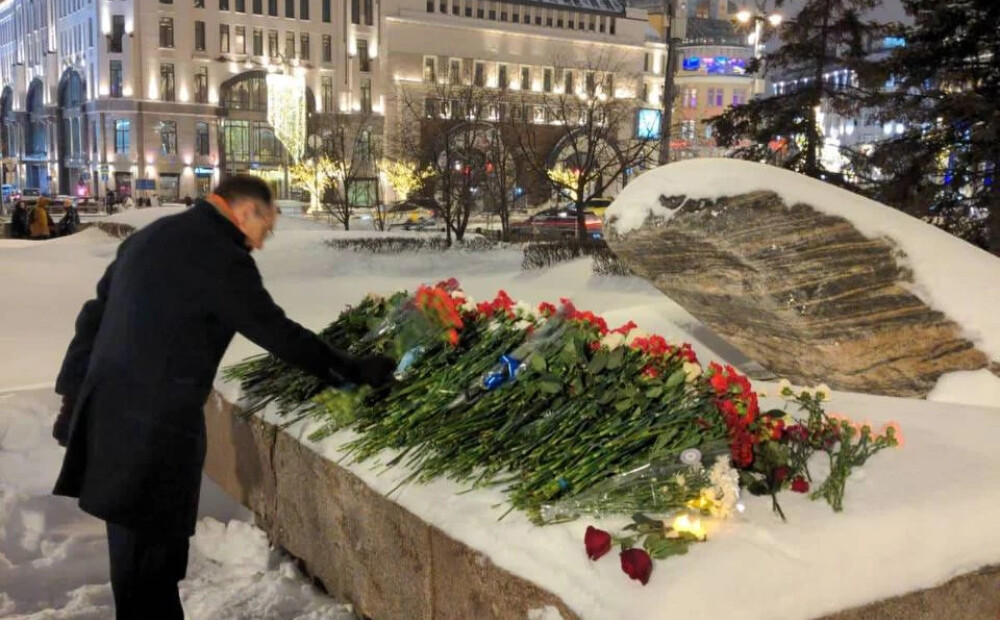 Krievijā cilvēki Navaļnija piemiņai noliek ziedus - Maskavā mobilizēti policijas spēki un vairāki demonstranti aizturēti