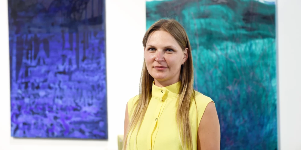 Kristīne Kutepova (1982) absolvējusi Latvijas Mākslas akadēmijas (LMA) Vizuālās mākslas nodaļas glezniecības bakalaura (2017) un maģistra (2019) studiju programmu. Saņēmusi LMA balvu konkursā "SEB stipendija glezniecībā" 2017. gadā un mecenātes Ināras Teterevas stipendiju mākslā 2015. gadā. Kopš 2014. gada piedalījusies dažādās grupu izstādēs, tostarp starptautiskos projektos Itālijā un Vācijā.  2020. gadā notikusi viņas pirmā vērienīgā personālizstāde Rīgas mākslas telpā.