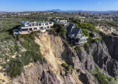 VIDEO: zemes nogruvums Kalifornijā liek miljonāru savrupnamiem karāties klints malā