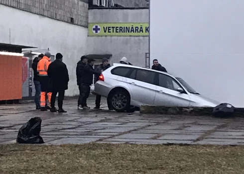 Жители Пурвциемса обнаружили возле т/ц "Минск" странно припаркованный автомобиль