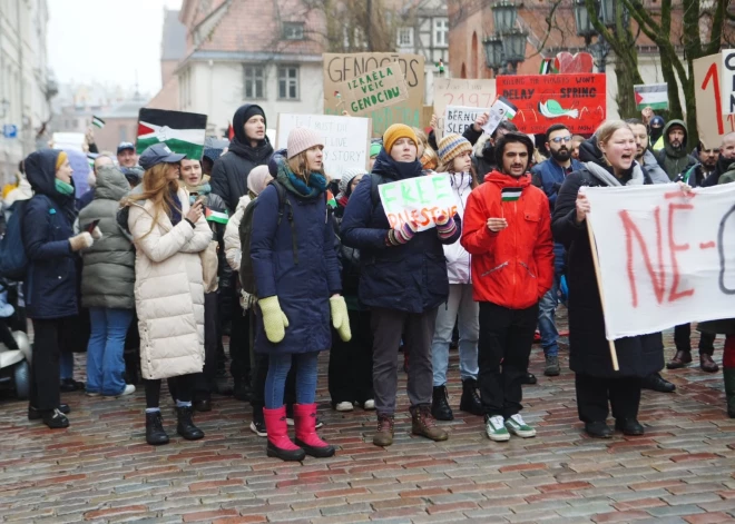 Policijas uzraudzībā 17.02.2024. Rīgā notika gājiens "Palestīnas atbalstam", kurā bija pulcējušies vairāk nekā 150 cilvēki. Policija veikusi pārrunas ar gājiena dalībnieci, kurai līdzi bija antisemītisks sauklis.