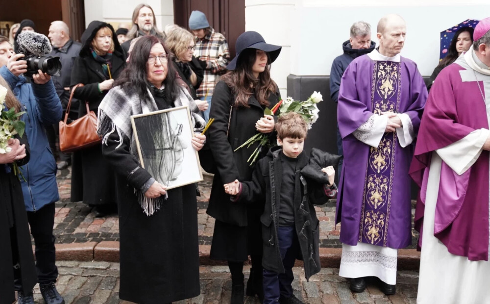 FOTO, VIDEO: Svētās Marijas Magdalēnas baznīcā atvadās no rokmūzikas leģendas Jura Kulakova