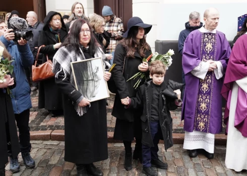 FOTO, VIDEO: Svētās Marijas Magdalēnas baznīcā atvadās no rokmūzikas leģendas Jura Kulakova