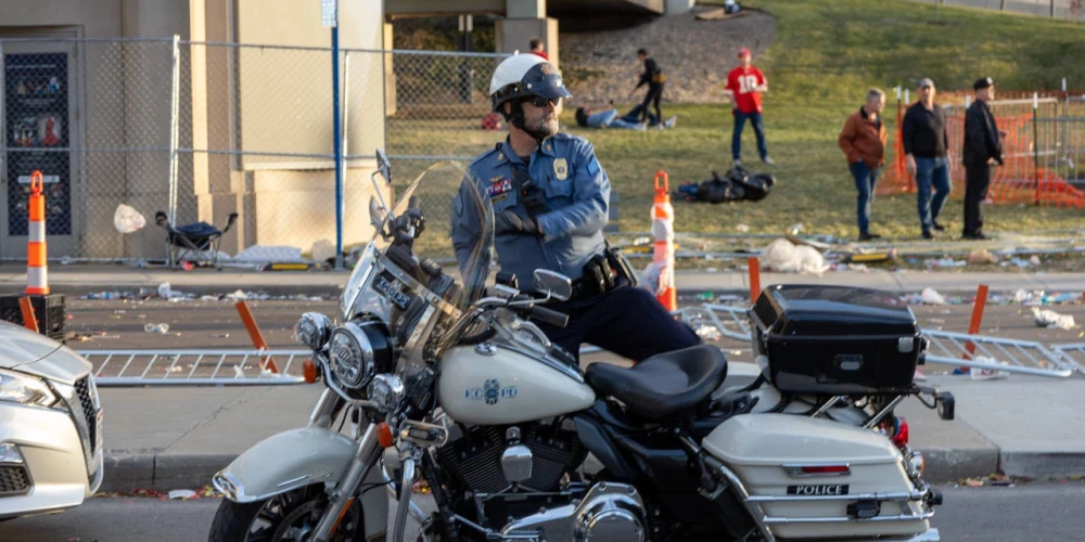 Policists apšaudes vietā Kanzassitijā