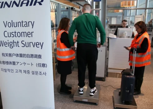 В аэропорту Хельсинки пассажирам предлагают взвеситься в обмен на бесплатный провоз багажа