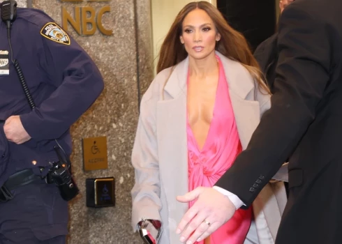 Роскошная Дженнифер Лопес появилась на публике в розовом платье с глубоким декольте