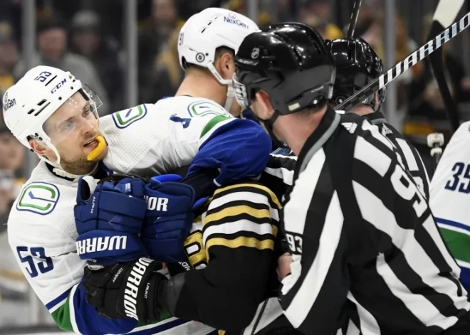 Bļugera pārstāvētā "Canucks" piekāpjas "Jets" hokejistiem