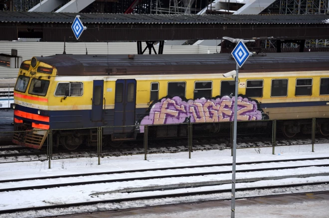 Поезд был разрисован граффити.