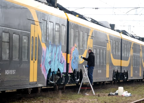 От 700 до 1200 евро - вот сколько стоит отмыть новый электропоезд от граффити