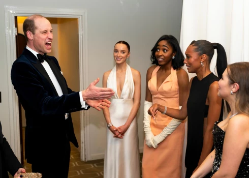 Принц Уильям без жены на церемонии BAFTA: встреча с Бекхэмом, объятия с Бланшетт, общение с актрисами