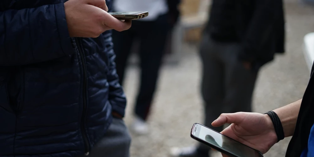 Anglijas skolās aizliegs lietot mobilos telefonus