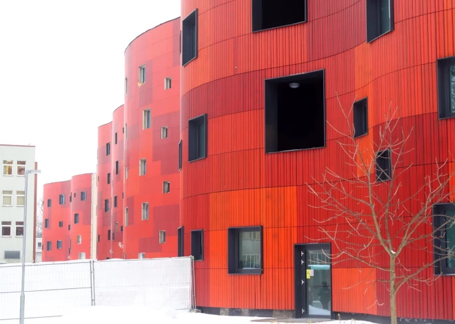 Stradiņu slimnīcas jaunais korpuss vēl aizvien stāv nepabeigts, kaut arī būvnieks SIA “Velve” solījās to nodot ekspluatācijā jau 2023. gada pavasarī.