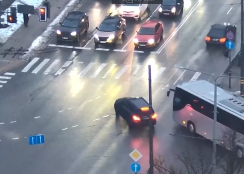 VIDEO: Valsts policija ar dronu palīdzību īsā laikā Rīgā fiksē virkni satiksmes pārkāpumu
