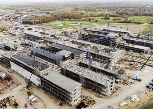 Dānijas lielākās slimnīcas jaunbūvē atklātās sēnītes dēļ ārda sienas. Tādas pašas problēmas kā mūsu “Stradiņos”