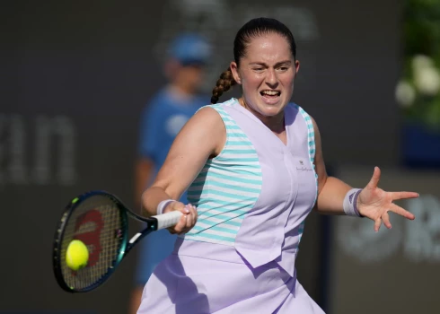 Aļona Ostapenko Dubaijas kortā.