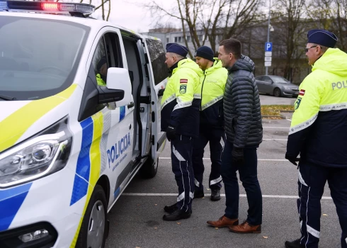 Valsts policijas darbinieki sadarbībā ar Rīgas reģiona pārvaldes Kriminālpolicijas pārvaldi 16. februārī aizdomās par šo noziegumu aizturēja divus 2006. gadā dzimušus jauniešus un vienu 2007. gadā dzimušu jaunieti.