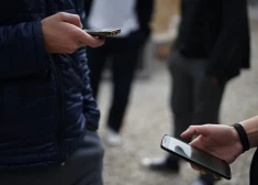 Школьников Британии лишают мобильных телефонов