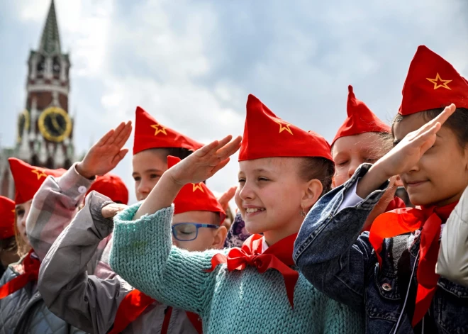 Krievijas skolās grib atjaunot pionieru kaklautus