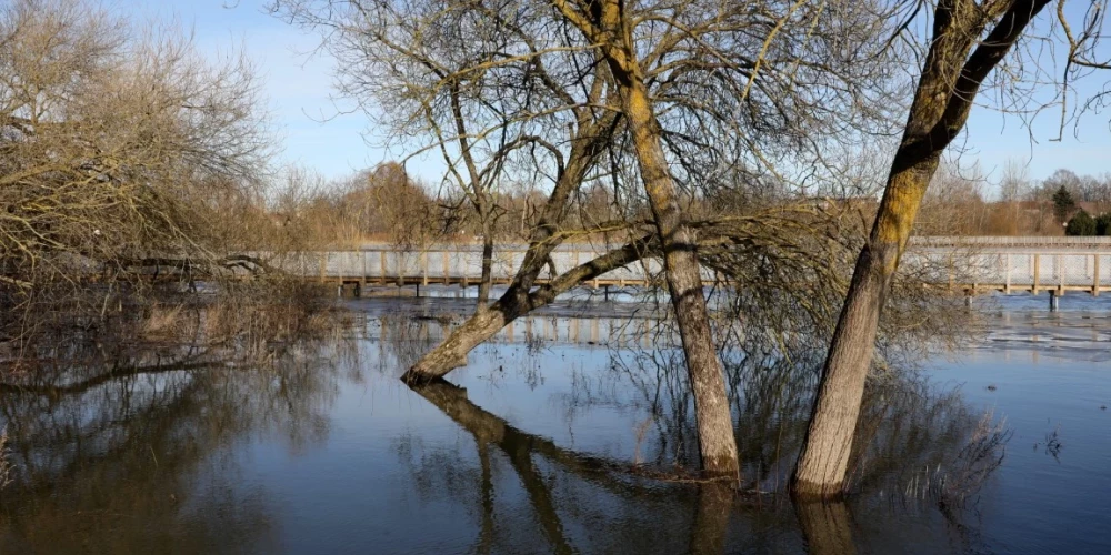 Brīdina par ūdenslīmeņa paaugstināšanos vairākās upēs