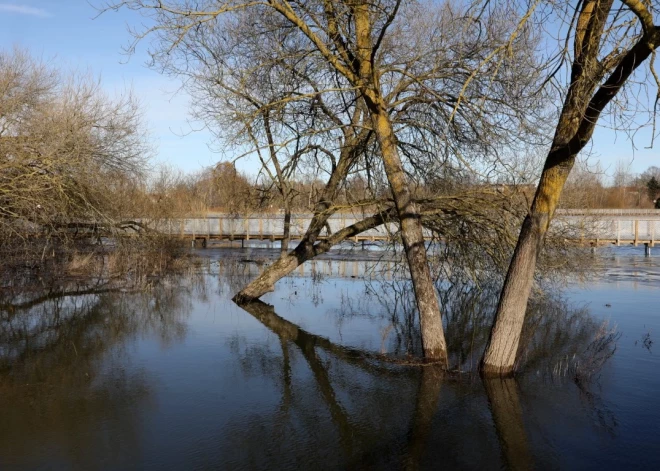 Brīdina par ūdenslīmeņa paaugstināšanos vairākās upēs