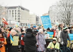 24 февраля 2023 года несколько тысяч человек собрались в центре Риги, чтобы выразить поддержку Украине.