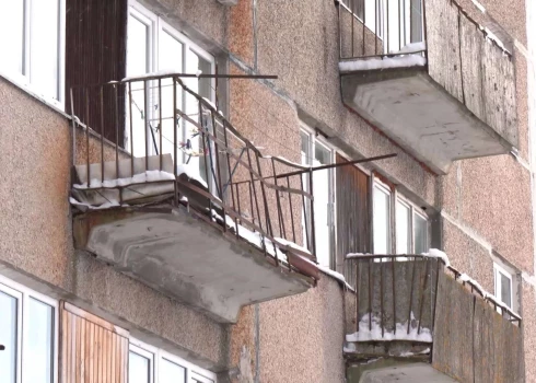 Балконы в домах Латвии становятся все более опасными - некоторые жильцы выходят на них на свой страх и риск