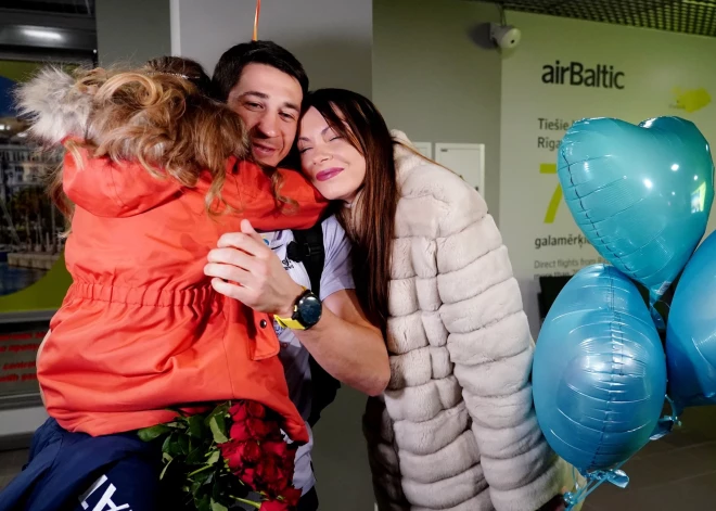 Biatlonists Andrejs Rastorgujevs Rīgas lidostā pēc Nove Mesto pasaules čempionāta biatlonā, kurā izcīnīja sudraba medaļu 15 kilometru sacensībās ar kopējo startu.