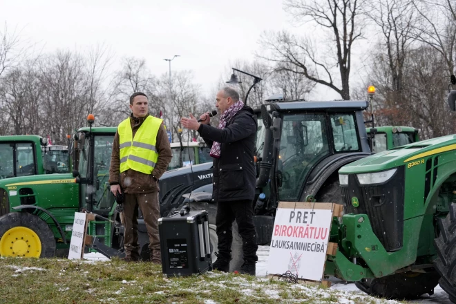 Latvijas zemnieki februāra pirmajā pirmdienā izbrauca Latvijas pilsētu ielās, lai protestētu pret nesakārtoto lauksaimniecības politiku – tika izvirzītas piecas galvenās prasības.