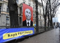 Plakāti pie Paula Stradiņa Medicīnas vēstures muzeja, paužot nosodījumu Krievijas militārajai agresijai pret Ukrainu.