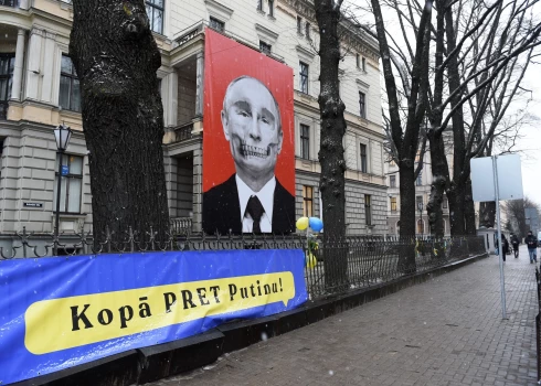 Atjaunots pretkara plakāts ar Putina miroņgalvu