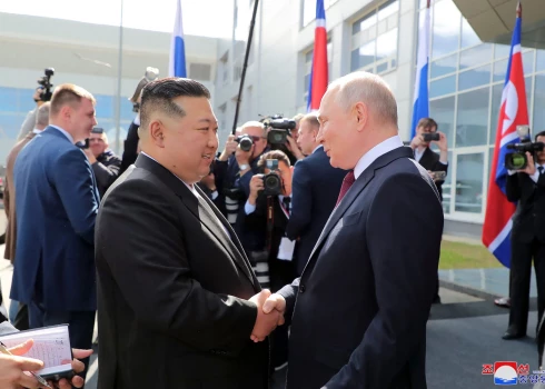 Putins uzdāvina Kimam Krievijā ražotu automašīnu, informē Ziemeļkorejas mediji

