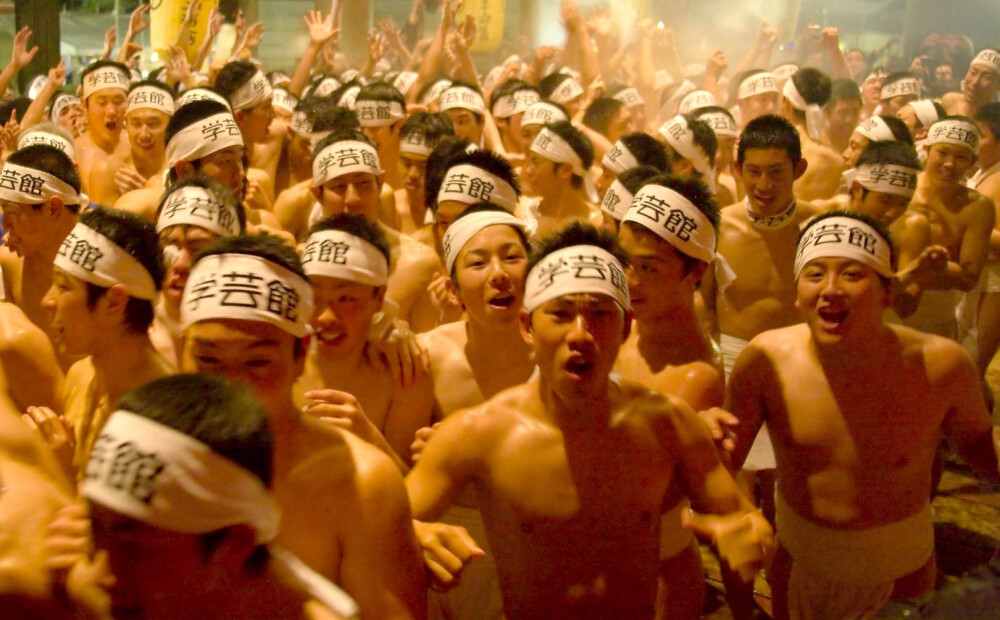 Japānā beidz pastāvēt 1000 gadus sena tradīcija  - kailo vīriešu festivāls