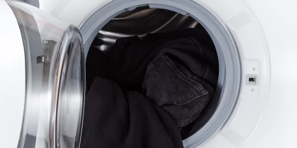 Kā saglabāt melnus džinsus patiešām melnus arī pēc vairākkārtējas mazgāšanas? 