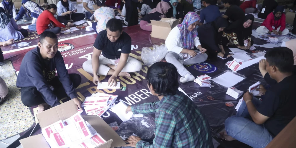 Šīs bīstamās Indonēzijas prezidenta vēlēšanas! Masveidā mirst vēlēšanu iecirkņu darbinieki