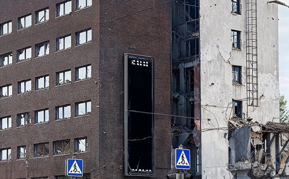 Tallinā izvietoti plakāti ar pilsētas iespējamo izskatu, ja to sabombardētu
